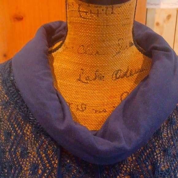 MISSY ROBERTSON BY SOUTHERN FASHION HOUSE CROCHETED NAVY BLUE PONCHO PATCHES EUC - Picture 2 of 6